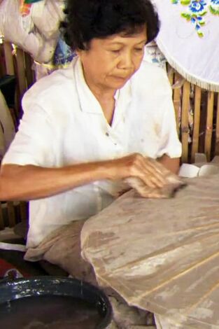 Así se hace. Así se hace: Paraguas de papel, carbón, asientos de avión y urnas funerarias