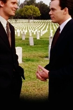 A dos metros bajo tierra. T(T1). A dos metros bajo... (T1): Ep.7 Hermandad