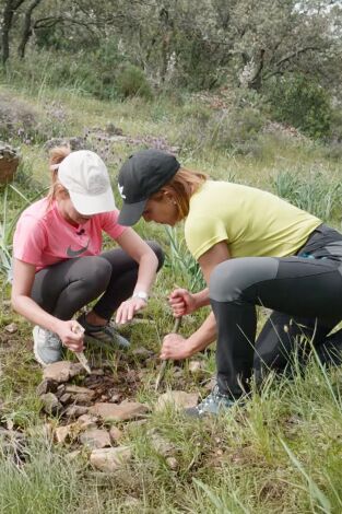 Campamento base. T(T1). Campamento base (T1): Mariló y Raquel