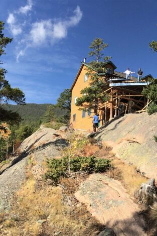 Mega terrazas. T(T2). Mega terrazas (T2): Un refugio de montaña con vistas rocosas
