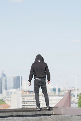 Hoodie. T(T1). Hoodie (T1): Ep.7 Tres són multitud