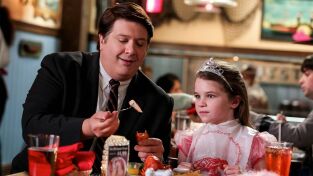 El joven Sheldon. T(T1). El joven Sheldon (T1): Ep.21 Un salchichón, un chubasquero de bolsillo y Tony Danza