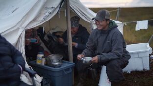 Los primeros habitantes de Alaska. Los primeros...: Un alce puede alimentar a una familia