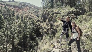 Famosos En Peligro Con Bear Grylls. Famosos En Peligro Con...: Bobby Bones y Caitlin Parker en Sierra Nevada, California