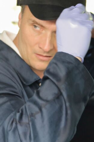 Amor, honor y traición. Amor, honor y traición: Sospechoso inusual