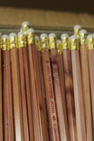 Fabricado en América. Fabricado en América: Lápiz y bate de béisbol