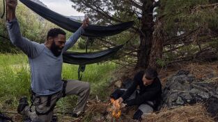 Famosos en peligro con Bear Grylls. Famosos en peligro con...: Anthony Anderson en las montañas de Sierra Nevada