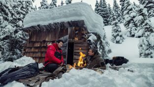 Famosos en peligro con Bear Grylls. Famosos en peligro con...: Simu Liu en las Rocosas canadienses