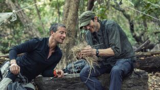 Famosos en peligro con Bear Grylls. Famosos en peligro con...: Ashton Kutcher en la selva costera de Costa Rica
