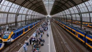Amsterdam Central 24/7. Amsterdam Central 24/7: Trenes, trenes, trenes