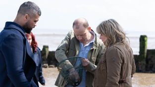 Los casos de Pearl Nolan. T(T3). Los casos de... (T3): Ep.1 Chica, Playa de Whitstable