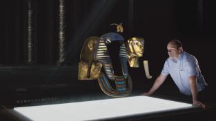 Strangest Things. Strangest Things: ¿La máscara de Tutankamón?, el globo del terror, la botella de bruja