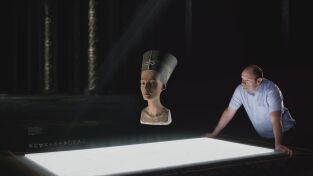 Strangest Things. Strangest Things: El cuerpo de la turbera, la máquina de Abrams, el busto de Nefertiti