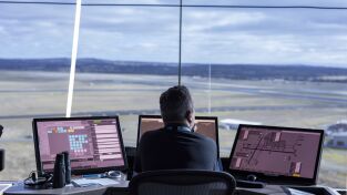 Dentro del aeropuerto de Melbourne. Dentro del aeropuerto...: Más y más grande