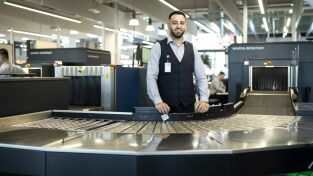 Dentro del aeropuerto de Melbourne. Dentro del aeropuerto...: Detección y devoción