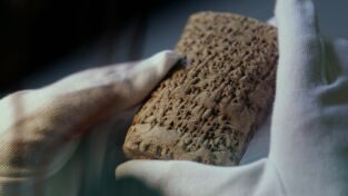 Strangest Things. Strangest Things: El cráneo de cristal, la silla dragón, el mapa estelar asirio