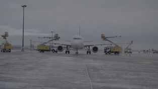 Dentro del aeropuerto de Toronto. Dentro del aeropuerto...: Un frente helado