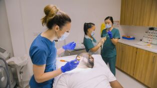 Dra Emma: Clínica dermatológica. T(T4). Dra Emma: Clínica... (T4): Es un bombón