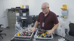 Dentro del aeropuerto: equipaje perdido. Dentro del aeropuerto:...: Diamantes, disfraces y efectivo