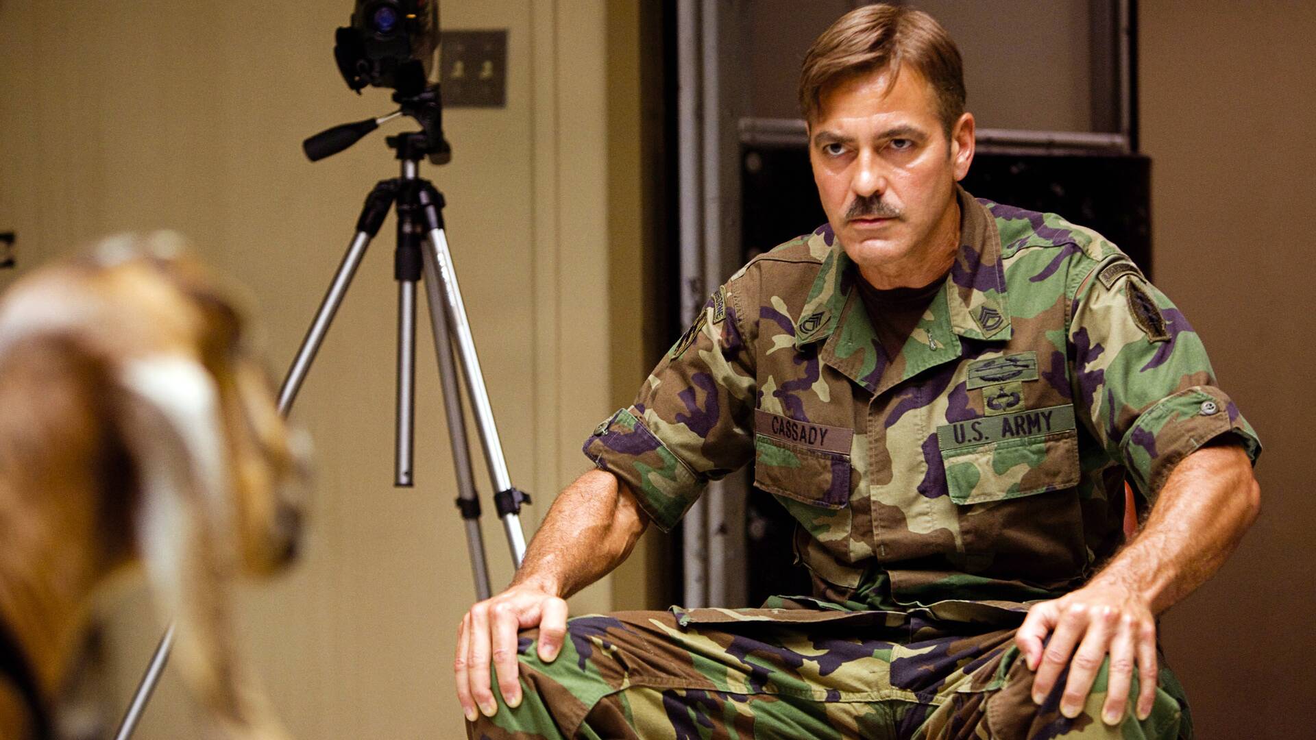 Los hombres que miraban fijamente a las cabras