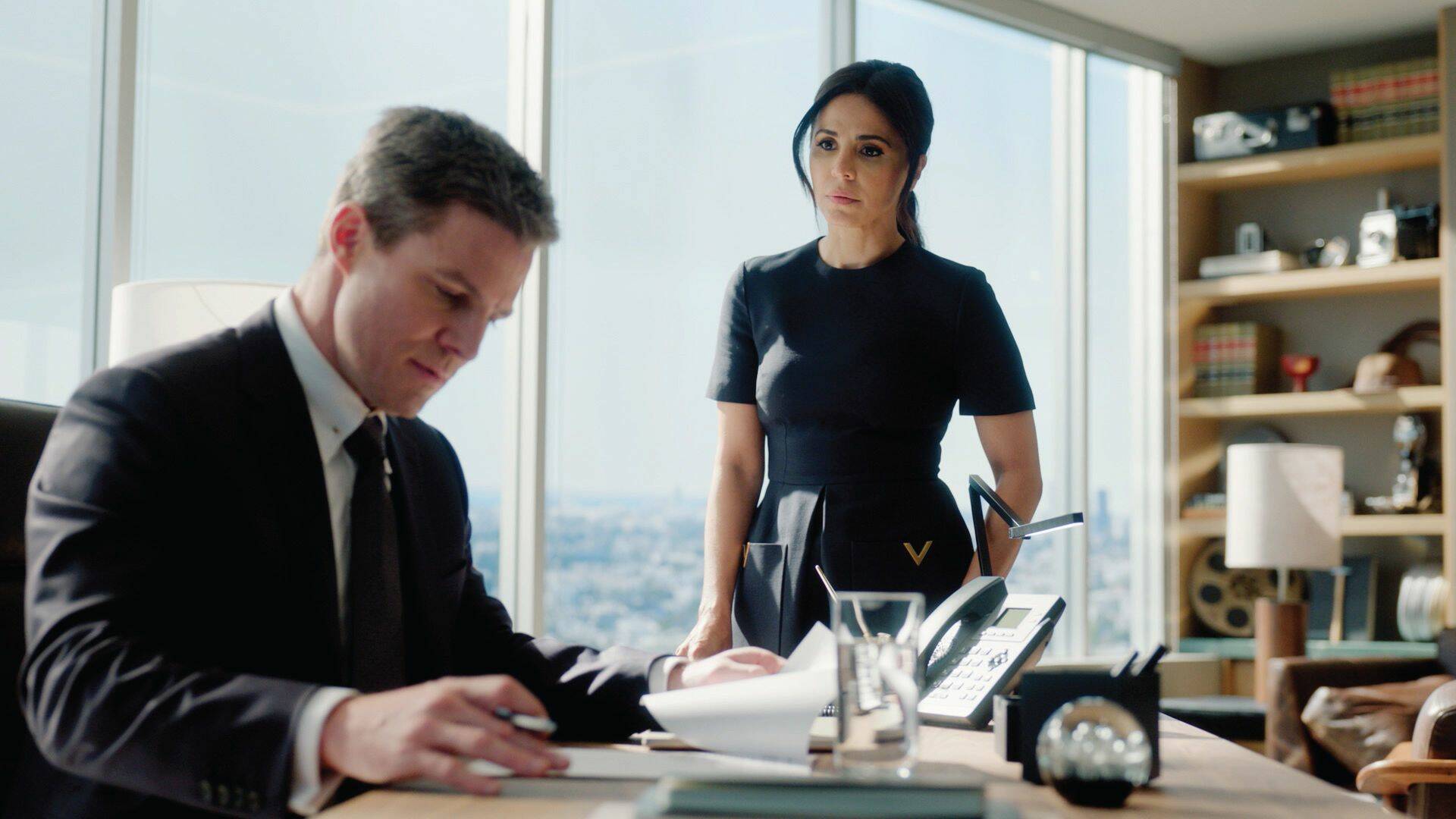 Suits LA (T1): Ep.1 Siete días a la semana y dos en domingo