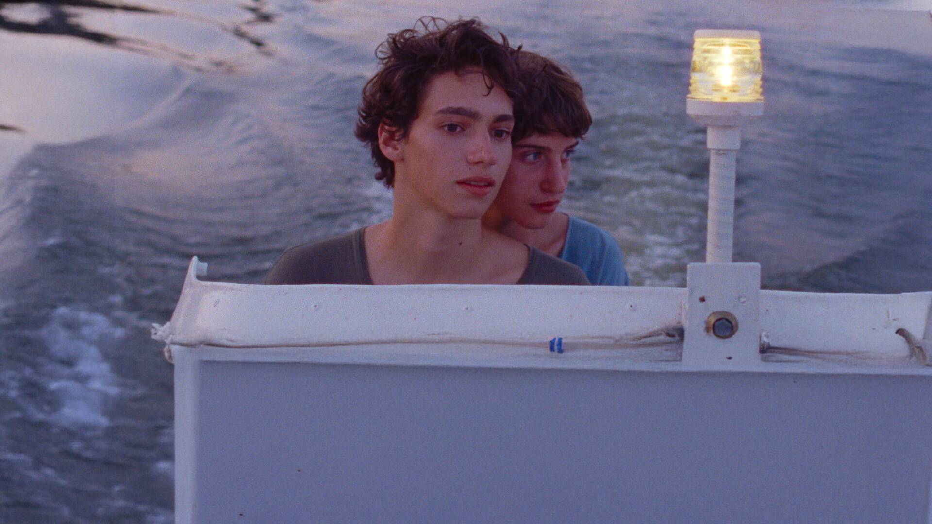 Extraño río (Estrany riu)