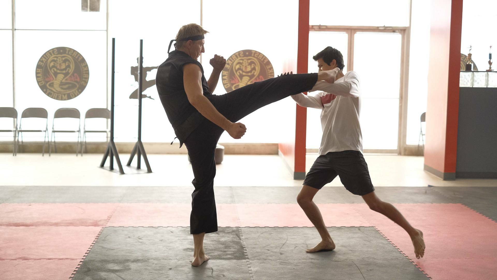 Cobra Kai (T1): Ep.9 Diferentes pero igual