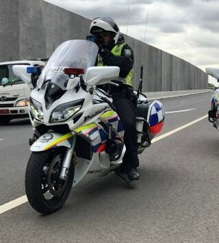 Policías en moto (T1): Coche robado