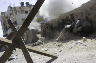 Imagen de En tierra hostil - 15