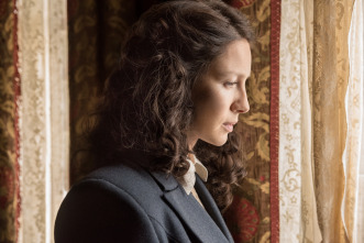 Outlander (T2): Ep.1 A través de un cristal, oscuramente