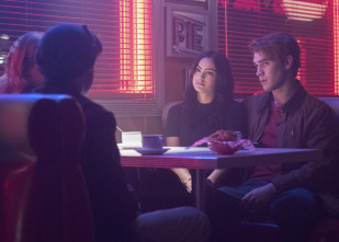 (LSE) - Riverdale (T2): Ep.14 (LSE) - Las colinas tienen ojos