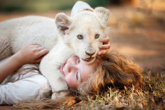 Mia y el león blanco