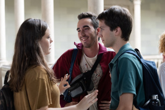 Imagen de (LSE) - Merlí... (T2): Ep.3 (LSE) - La cigüeña - 3