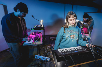 Imagen de Menú Stereo (T18): Julia Amor, Delaporte y Mourn - 5