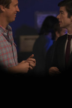 Imagen de Crashing (T2): Ep.5 Brutal - 1