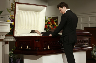 Imagen de (LSE) - El joven... (T7): Ep.13 (LSE) - Funeral - 12