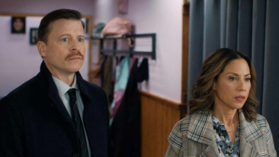 Imagen de East New York (T1): Ep.11 Según el manual - 2