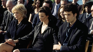 Imagen de A dos metros bajo... (T3): Ep.7 Momentos y espacio - 2