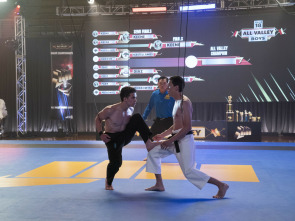 Imagen de Cobra Kai (T4): Ep.2 Primero aprender sostener - 6