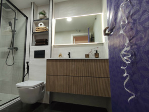 El baño de tus... (T1): Un cuarto de baño con ducha y bañera