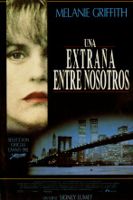 Imagen de Una extraña entre nosotros - 2
