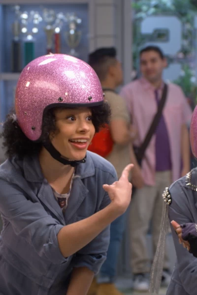 That Girl Lay Lay. T(T1). That Girl Lay Lay (T1): Una chica con un kart