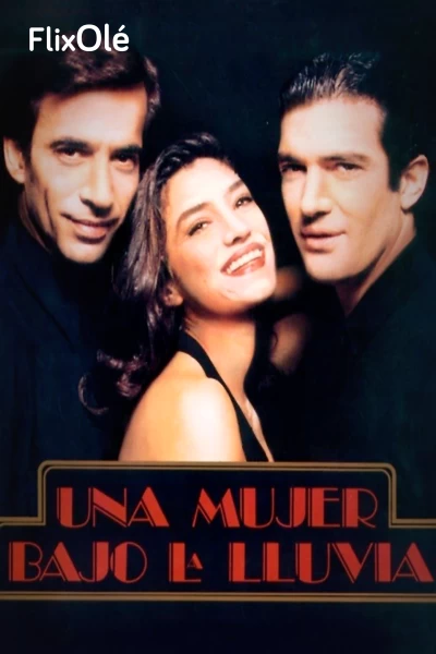 Una mujer bajo la lluvia