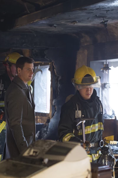 Motive. T(T2). Motive (T2): Ep.9 Abandonados