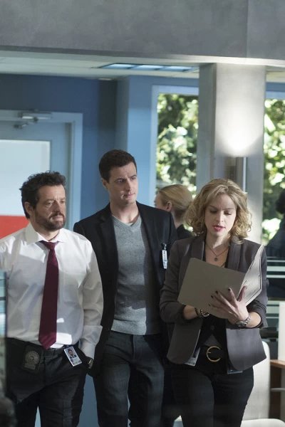 Motive. T(T2). Motive (T2): Ep.10 Nadie vive eternamente